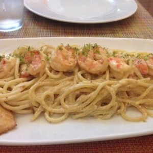 pasta Alfredo con camarones