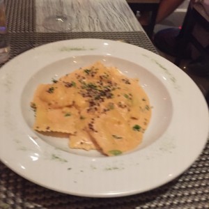 Ravioli de Salmon Ahumado y Queso Ricotta, a la Crema de Cebollina