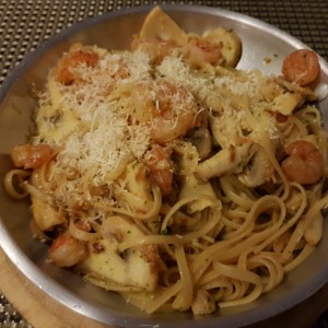 linguini con camarones y hongos