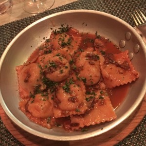 Raviolis veganos rellenos de carne de soya trufados