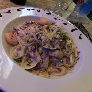 Pasta Marinada de mariscos y pulpo.