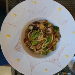 Fetuccini con pulpo y brocoli
