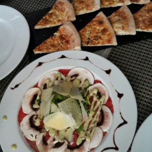 Antipasti - Carpaccio di Manzo y focaccia 
