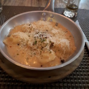 Ravioli de Salmon Ahumado y Queso Ricotta, a la Crema de Cebollina