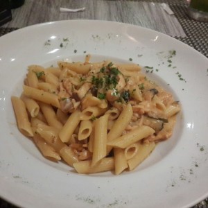 Penne con salmon y zucchini