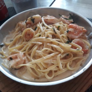 Linguini con camarones