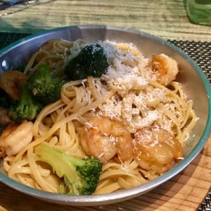 linguini con camarones y brocoli