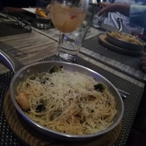 Pasta con camarones y brocoli