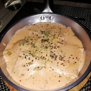 Ravioli de Salmon Ahumado y Queso Ricotta, a la Crema de Cebollina