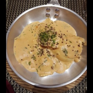 Ravioli de Salmon Ahumado y Queso Ricotta, a la Crema de Cebollina