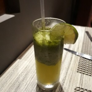 Limonada con hierba buena
