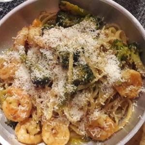 Linguini al oleo con camarones