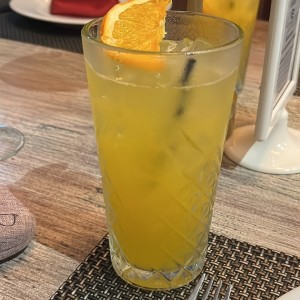 Jugo de maracuya, mango y limon con un toque de ron