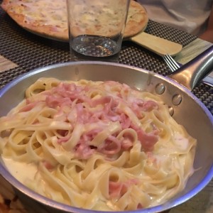 Fettucine Alfredo y al fondo Pizza Quattro Stagioni