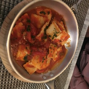 Ravioli de Carne Salteado Al Fileto Di Pomodoro