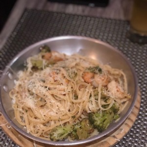 Linguini con Camarones y Brocoli al Oleo