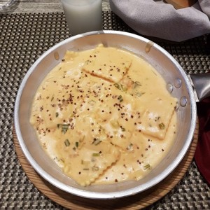 Ravioli de Salmon Ahumado y Queso Ricotta, a la Crema de Cebollina