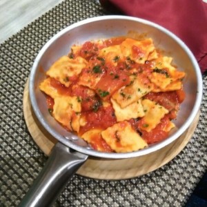 Ravioli de Carne Salteado Al Fileto Di Pomodoro