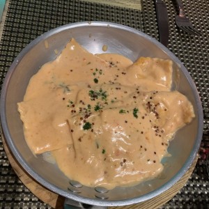 Ravioli de Salmon Ahumado y Queso Ricotta, a la Crema de Cebollina