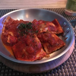 Ravioli de Carne Salteado Al Fileto Di Pomodoro