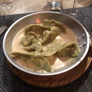 Tortelonis rellenos de ricota y espinaca en salsa de cuatro quesos