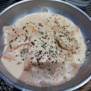 Ravioli de Salmon Ahumado y Queso Ricotta, a la Crema de Cebollina