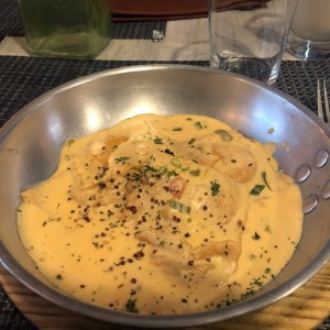 Ravioli de Salmon Ahumado y Queso Ricotta, a la Crema de Cebollina