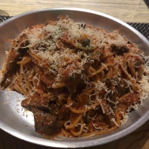 Pasta en salsa de tomate con filete de res.
