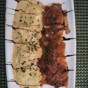 Ravioli de Salmon Ahumado y Queso Ricotta, a la Crema de Cebollina Junto a raviolis de Berenjena