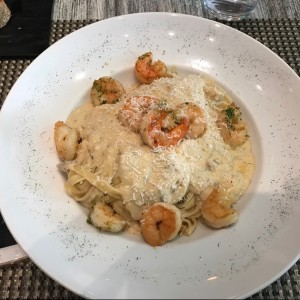 Fettuccine a la Strega con Camarones
