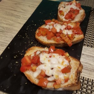 brochetas de queso y tomate