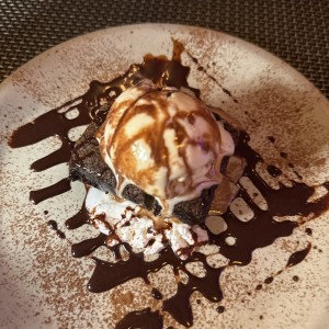 Brownie con helado