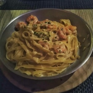 Fettuccine Alfredo con camarones