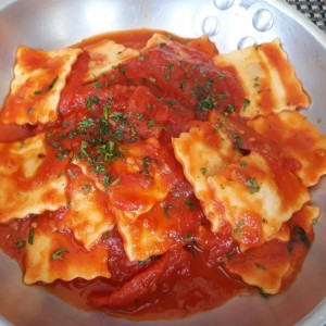 Ravioli de Carne Salteado Al Fileto Di Pomodoro