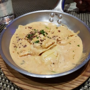 Ravioli de Salmon Ahumado y Queso Ricotta, a la Crema de Cebollina