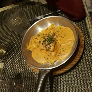 Ravioli de Salmon Ahumado y Queso Ricotta, a la Crema de Cebollina