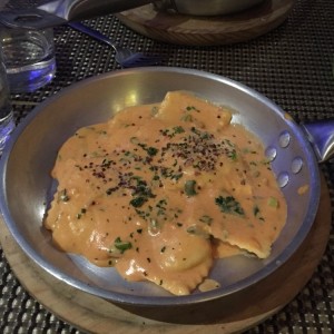 Ravioli de Salmon Ahumado y Queso Ricotta, a la Crema de Cebollina