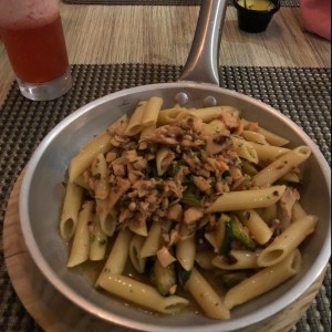 Penne con Salmon y Zuchinni