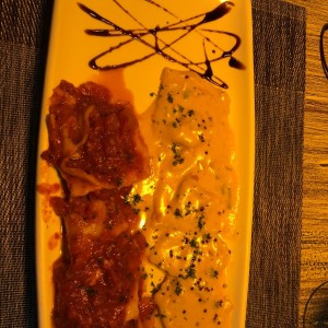 Duo de Ravioli de Salmon Ahumado y Queso Ricotta, a la Crema de Cebollina Junto a Raviolis de Berenjena a la Pizzaiola.
