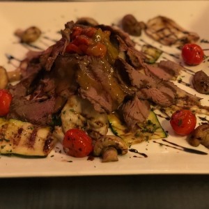 Ensalada Tagliata de Roast Beff con Vegetales Rostizados