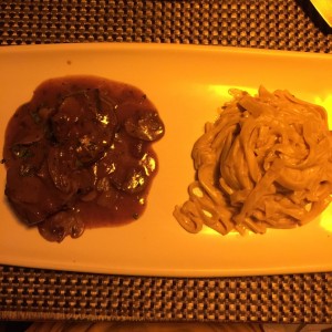 Corte de lomito con pasta a la crema o fetuccine Strega