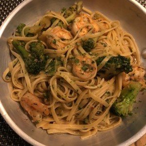 Linguini con camaron y brocoli