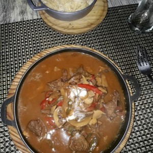 Strogonoff de Res con pasta a la crema