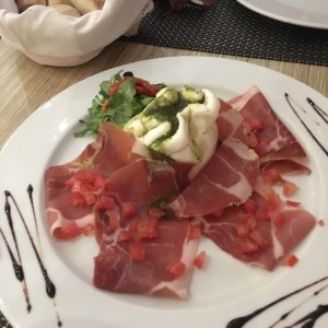 Jamon serrano y queso de bufalo