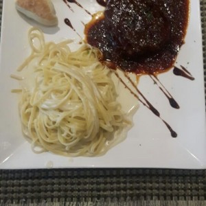 Linguini a la crema y asado