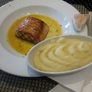 salmon con salsa de mantequilla y limon y pure