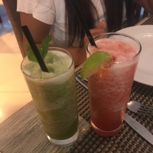 jugo se pina hierbabuena y fresa