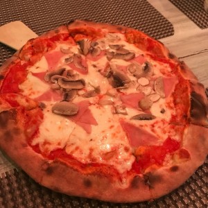 Pizza de jamon y hongos
