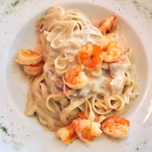 Fettuccine a la Strega con camarones