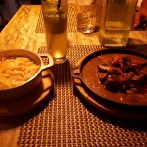 Strogonoff de Res con pasta a la crema